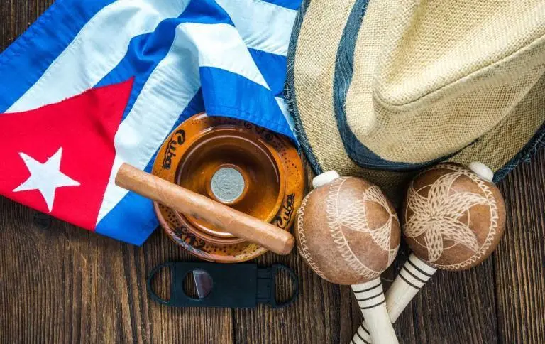 klobuk in cigare poleg pepelnika za cigare in rezalnika za cigare, Ples kubanske salse