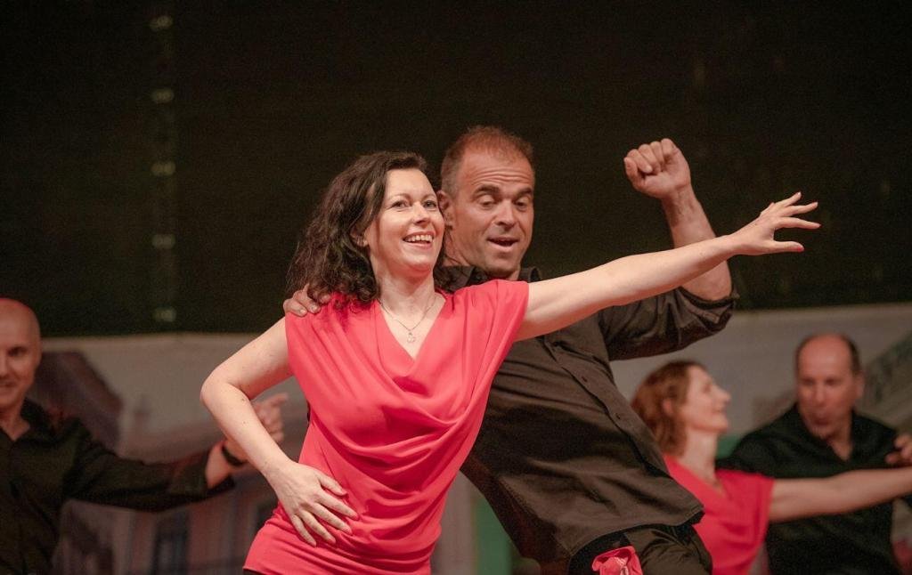Plesni tečaji Koper in Sežana – par pleše kubansko salso en par plešejo na tečaj kubanske salse v plesni klub Soy Cubano