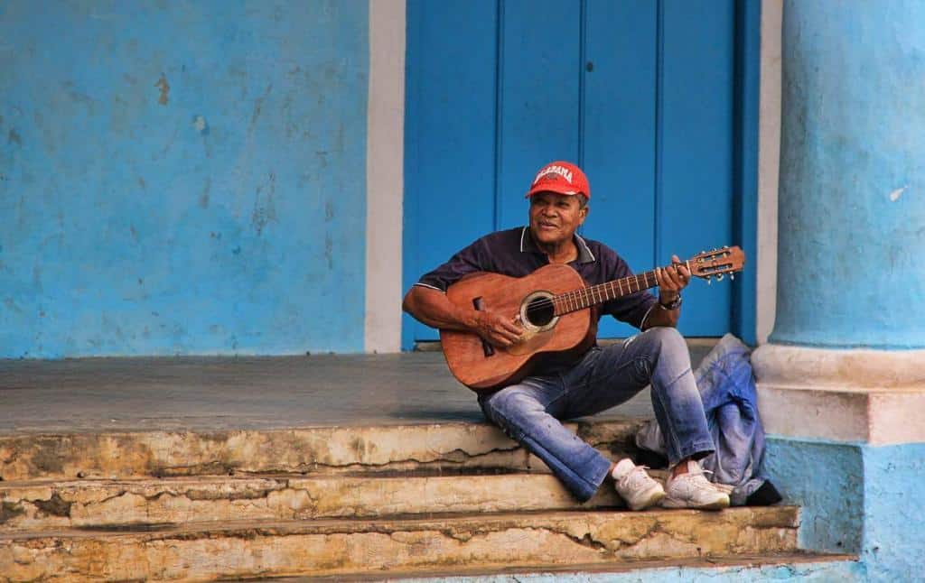 uomo seduto sui gradini a suonare la chitarra, La Salsa - Estensione della Salsa