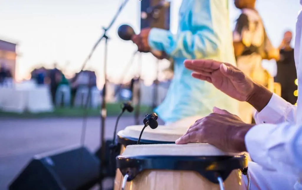 i suonatori vocali suonano La storia della salsa // musicanti cantano la storia della salsa