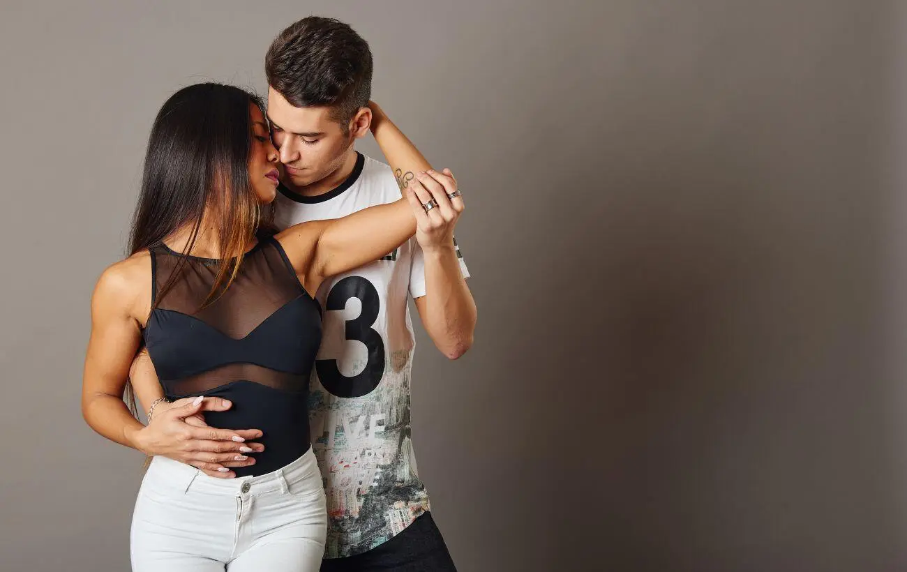  Skupinska vadba za ženske 11 Plesni par kluba Soy Cubano, ki pleše latino ples-Plesni klub na obali