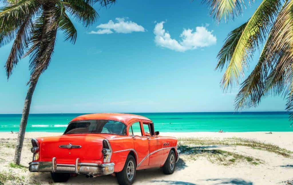 Qual è il periodo migliore per viaggiare a Cuba? 2 macchina rossa sulla spiaggia Quando è il periodo migliore per viaggiare a Cuba?una macchina rossa su una spiaggia Quando è il periodo migliore per viaggiare a Cuba?