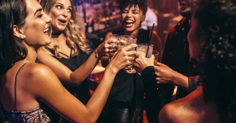 Ženske se zabavajo in plešejo ob praznovanju 8. marec dan žena.//Le donne si divertono e ballano per celebrare la festa della donna l'8 marzo.