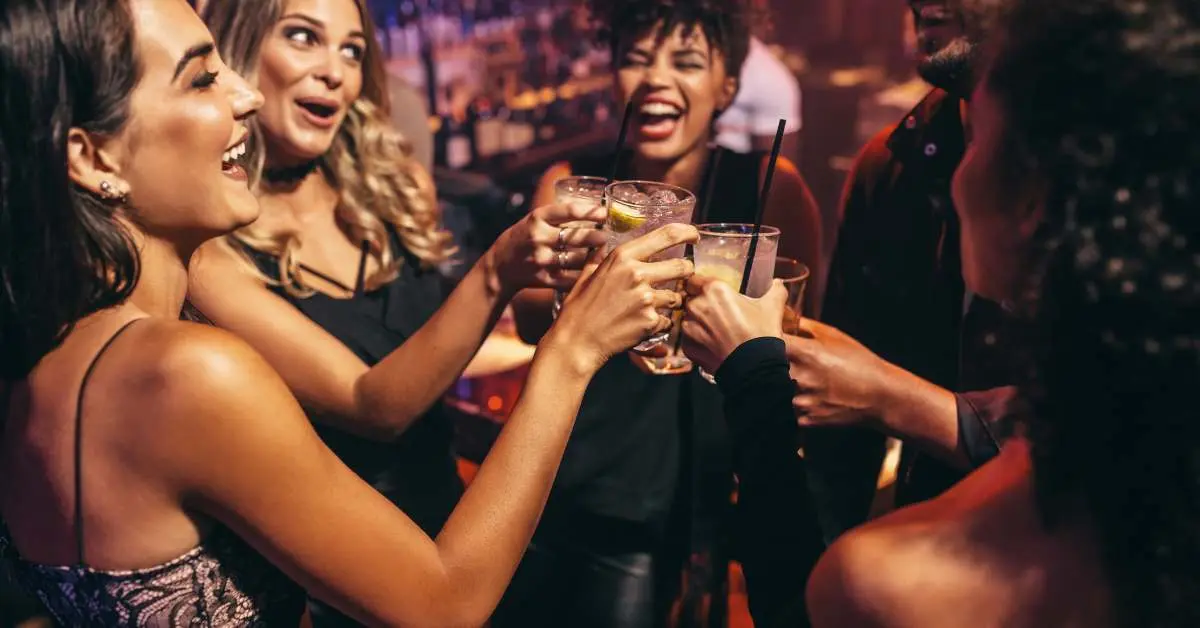 Ženske se zabavajo in plešejo ob praznovanju 8. marec dan žena.//Le donne si divertono e ballano per celebrare la festa della donna l'8 marzo.