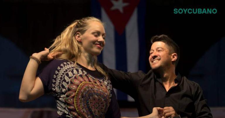 Par plesalcev uživa v latino plesu na dogodku Soy Cubano v Kopru, Koristi latino plesa