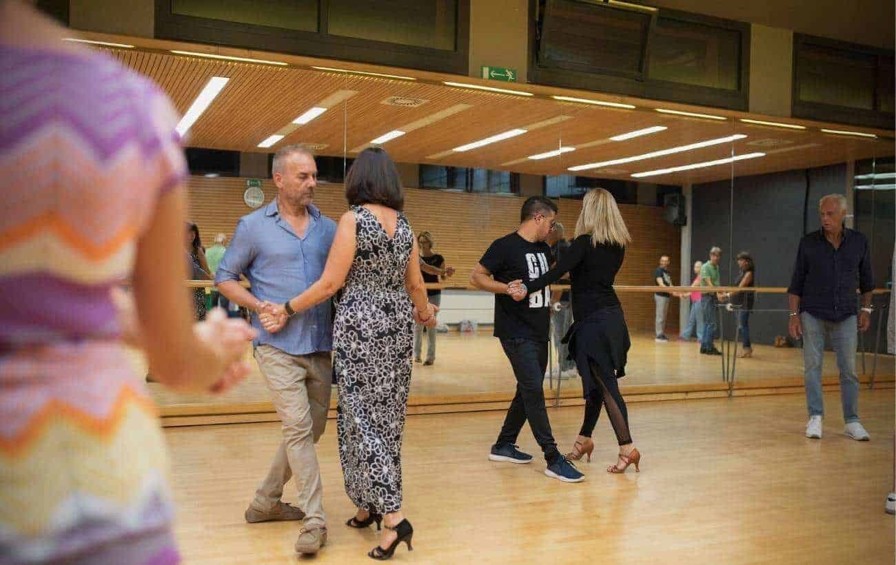 Plesni tečaj bachate s Soy Cubano – vaja v plesnem studiu